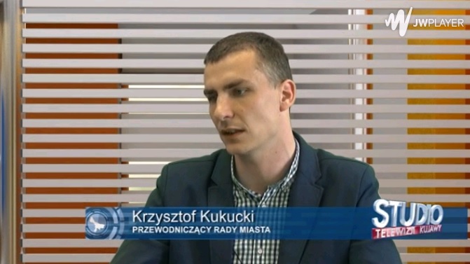 Krzysztof Kukucki na "Czerwonej kanapie" w studiu TV Kujawy 