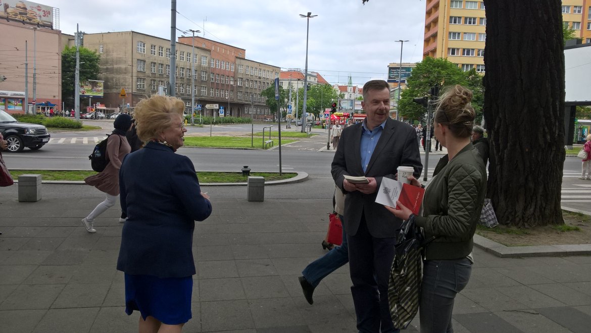 Szczecin: SLD rozdawało Konstytucję RP mieszkańcom