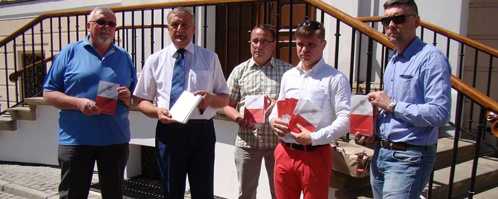 Działacze SLD rozdawali Konstytucję