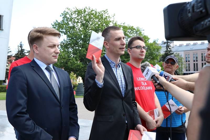 Działacze SLD we Włocławku rozdawali konstytucje