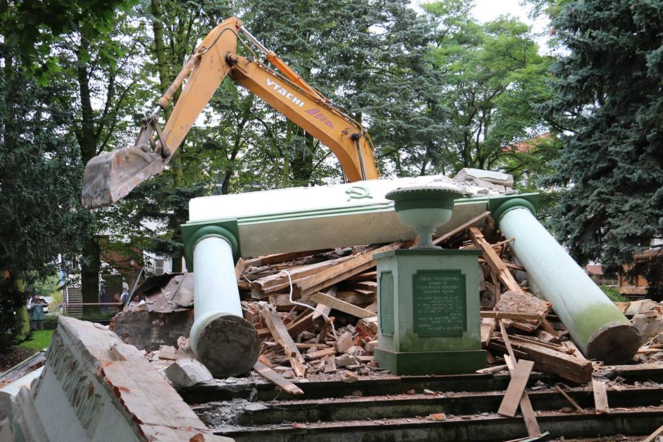 Mauzoleum Armii Czerwonej w Trzciance wyburzone
